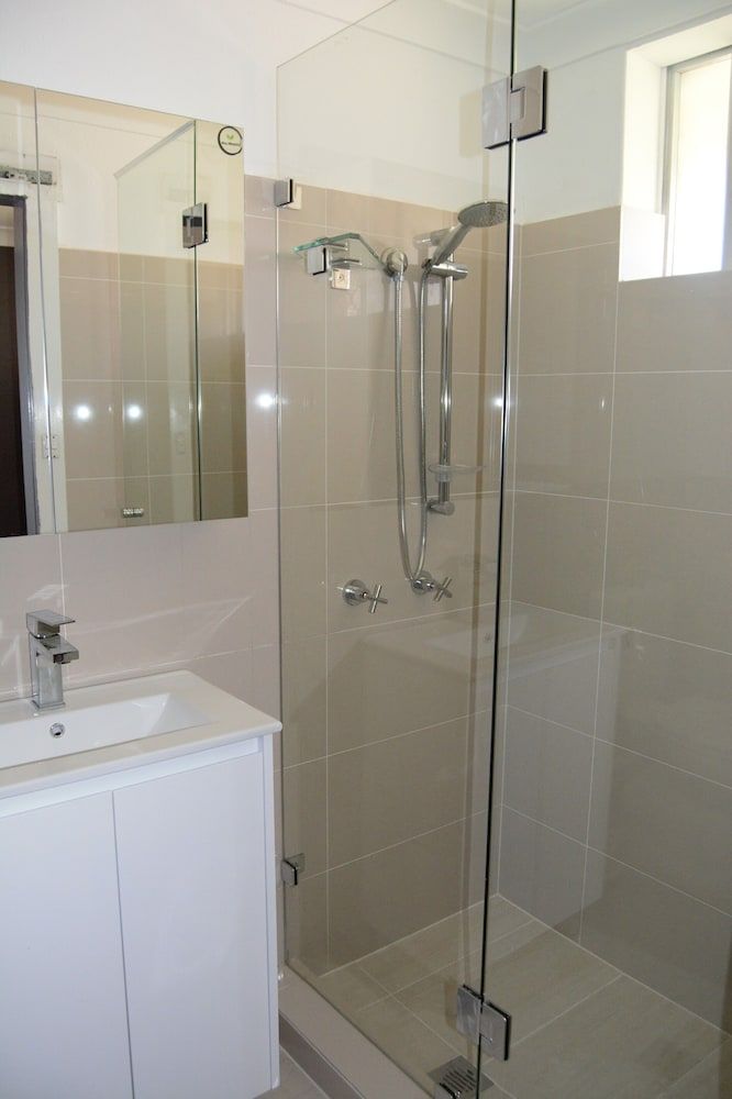 Civic Motor Inn Twin Room 5