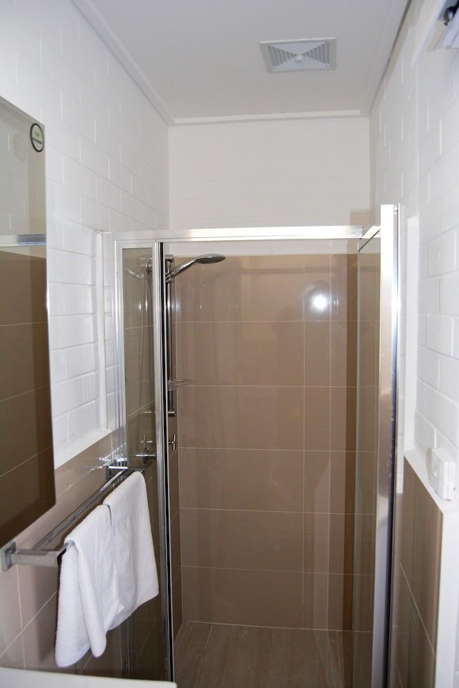 Civic Motor Inn Twin Room 7