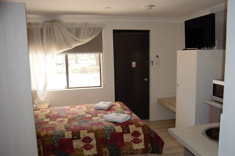 Civic Motor Inn Family Room 2