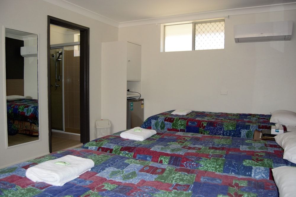 Civic Motor Inn Family Room 5