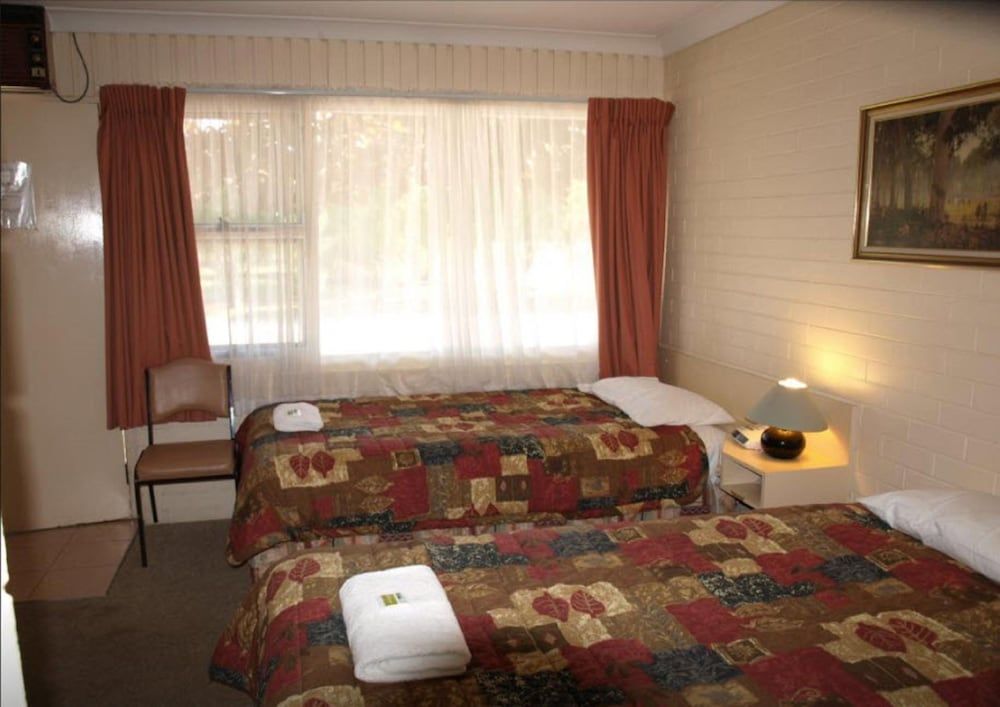 Civic Motor Inn Triple Room