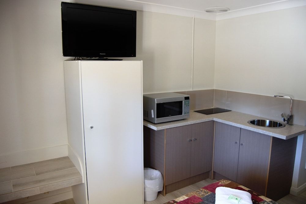 Civic Motor Inn Family Room 13