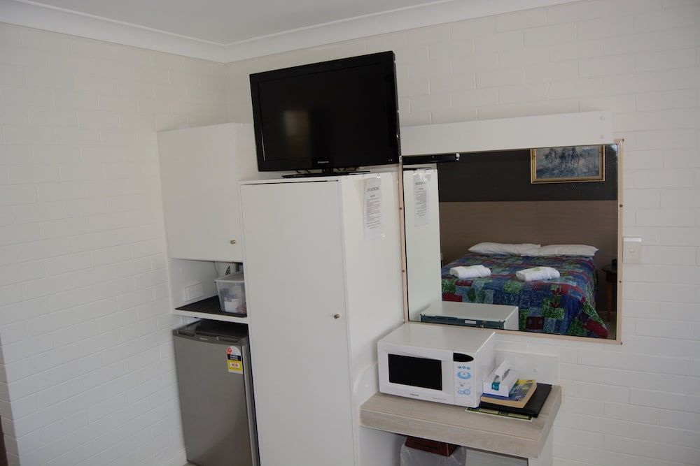 Civic Motor Inn Twin Room 10