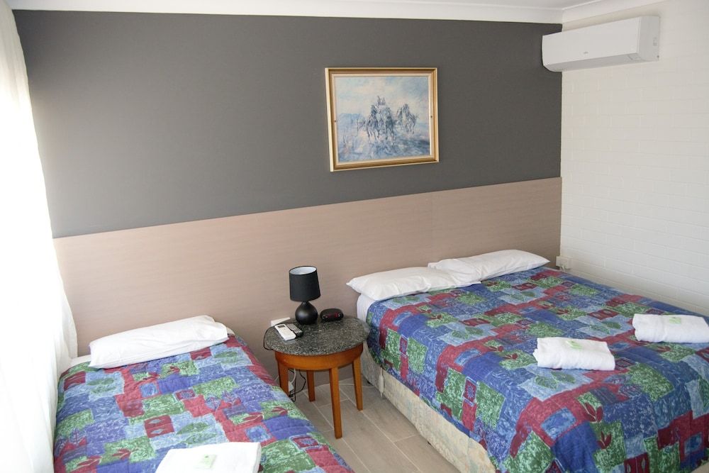 Civic Motor Inn Triple Room 5