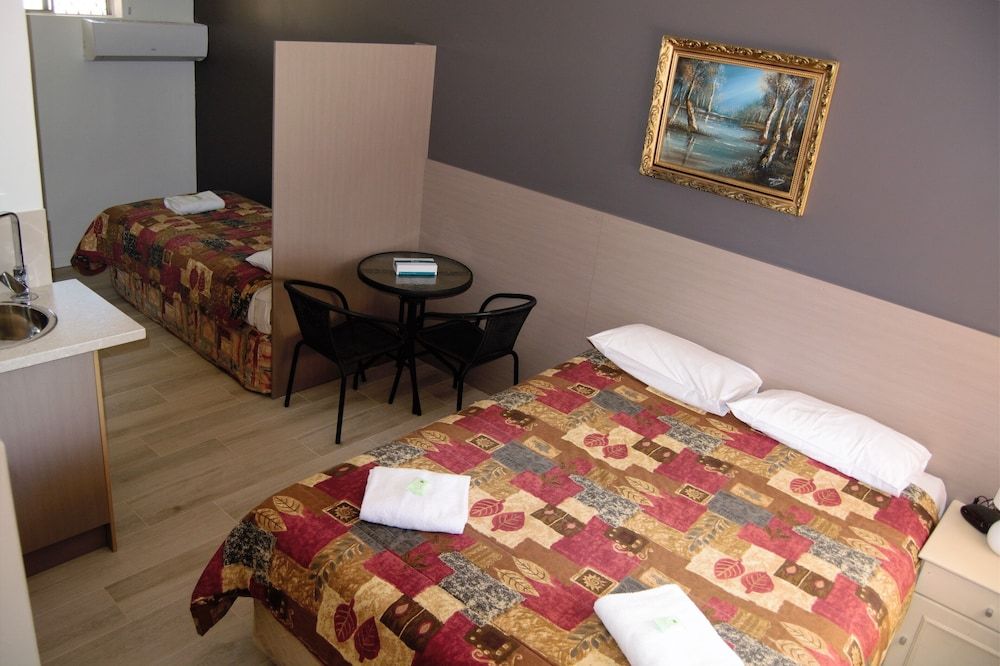 Civic Motor Inn Triple Room 2