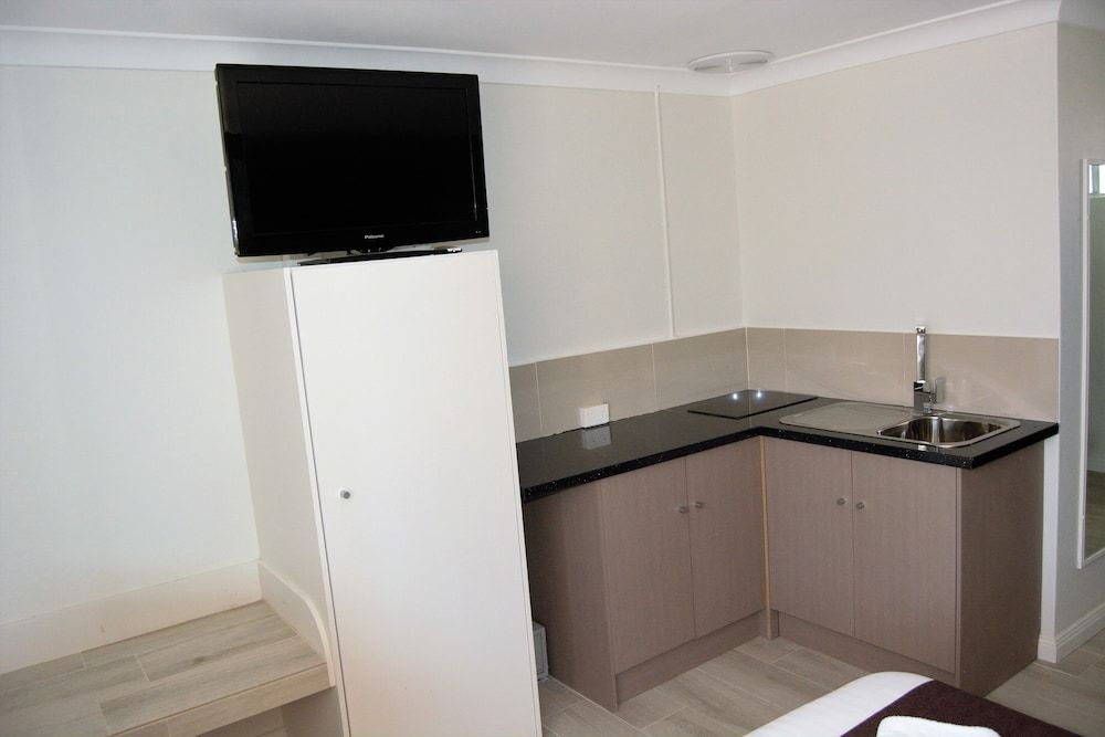 Civic Motor Inn Family Room 14