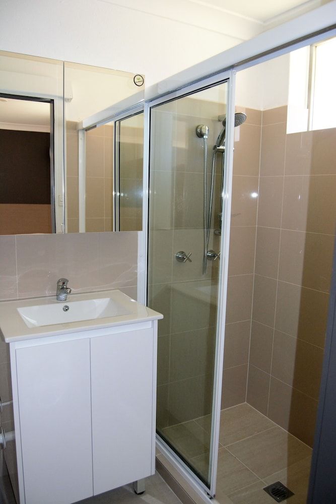 Civic Motor Inn Triple Room 11