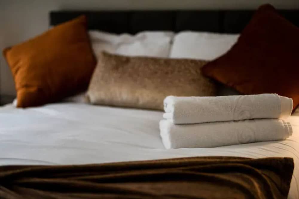 undefined Modern 2 Bedroom Flat City Centre with Parking/Balcony 2