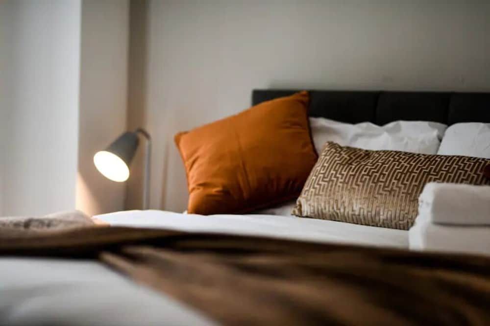 undefined Modern 2 Bedroom Flat City Centre with Parking/Balcony 3