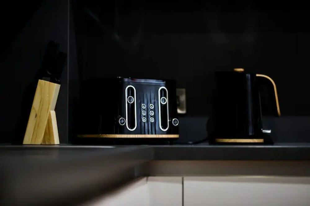 undefined Modern 2 Bedroom Flat City Centre with Parking/Balcony 5