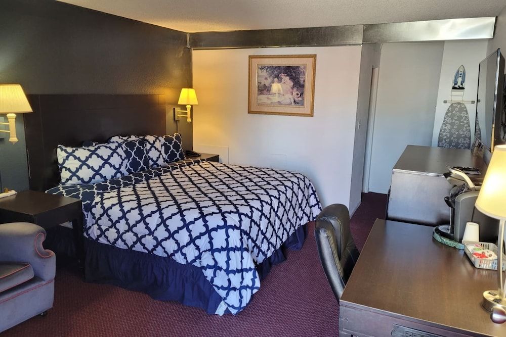 Coratel Inn & Suites by Jasper Hutchinson 1 King Suite With Sofa Non Smoking 3