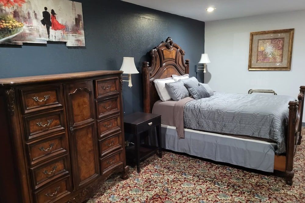 Coratel Inn & Suites by Jasper Hutchinson Deluxe Queen Honeymoon Suite Non-smoking 3