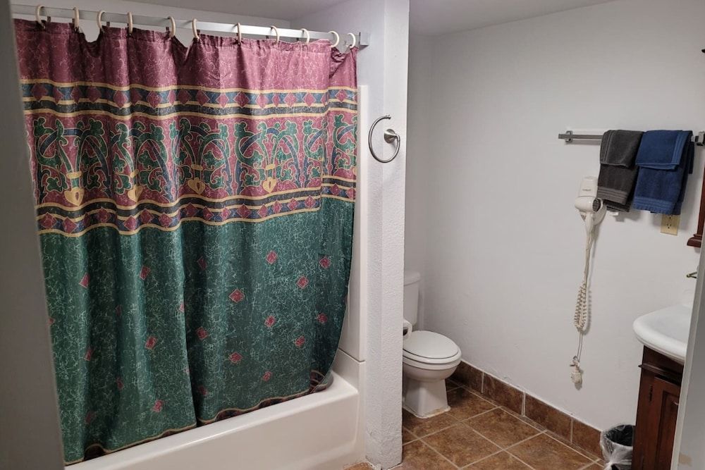 Coratel Inn & Suites by Jasper Hutchinson Deluxe Queen Honeymoon Suite Non-smoking 5