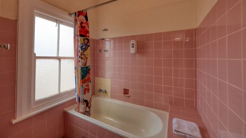 Commercial Travellers House Basic Twin Room 5