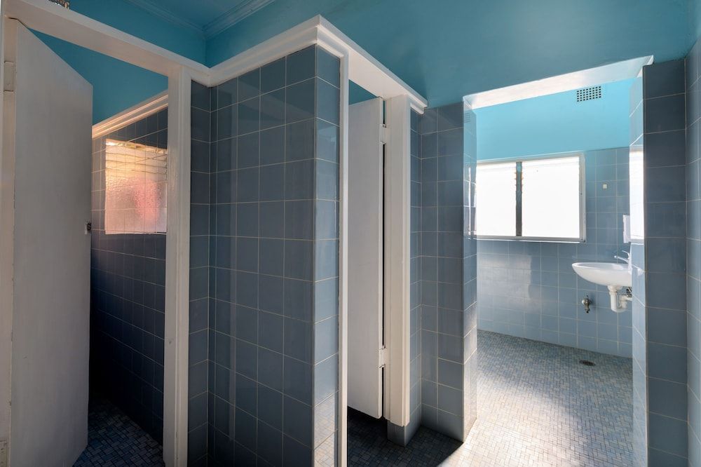 Commercial Travellers House Basic Twin Room 4