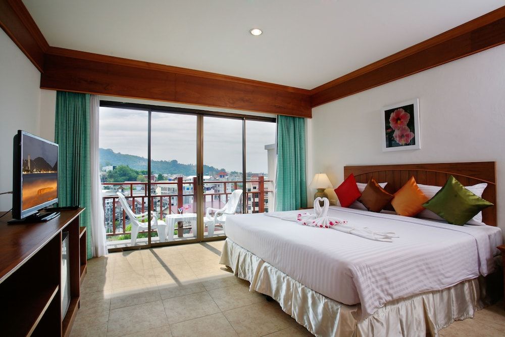 Jiraporn Hill Resort Deluxe Room 4