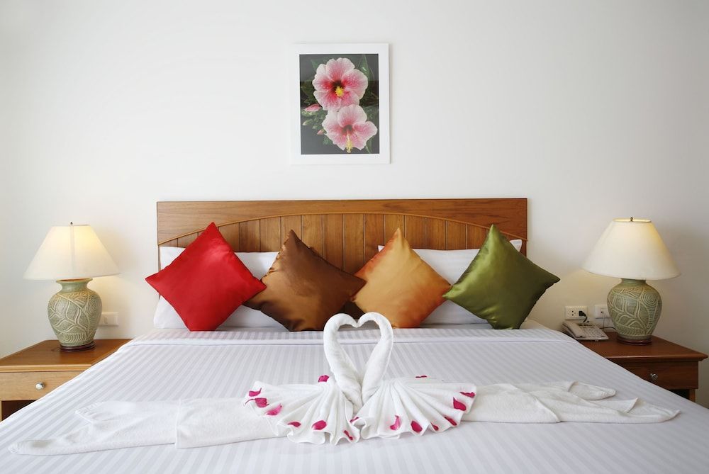 Jiraporn Hill Resort Deluxe Room 3