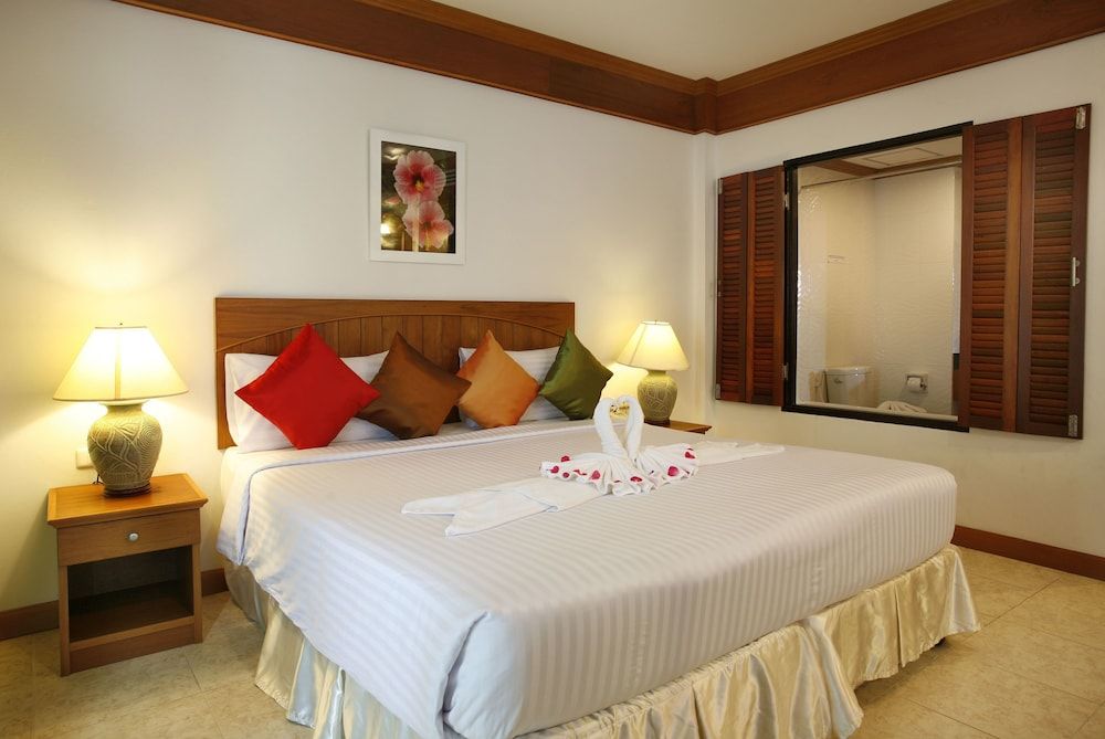 Jiraporn Hill Resort Deluxe Room 4