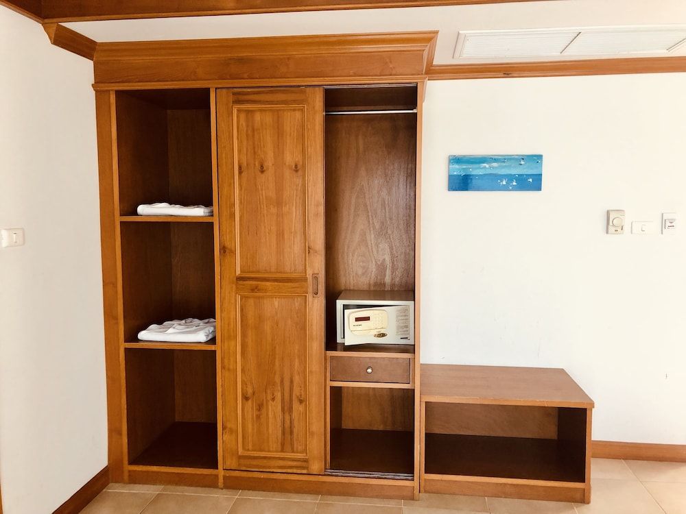 Jiraporn Hill Resort Deluxe Room 7