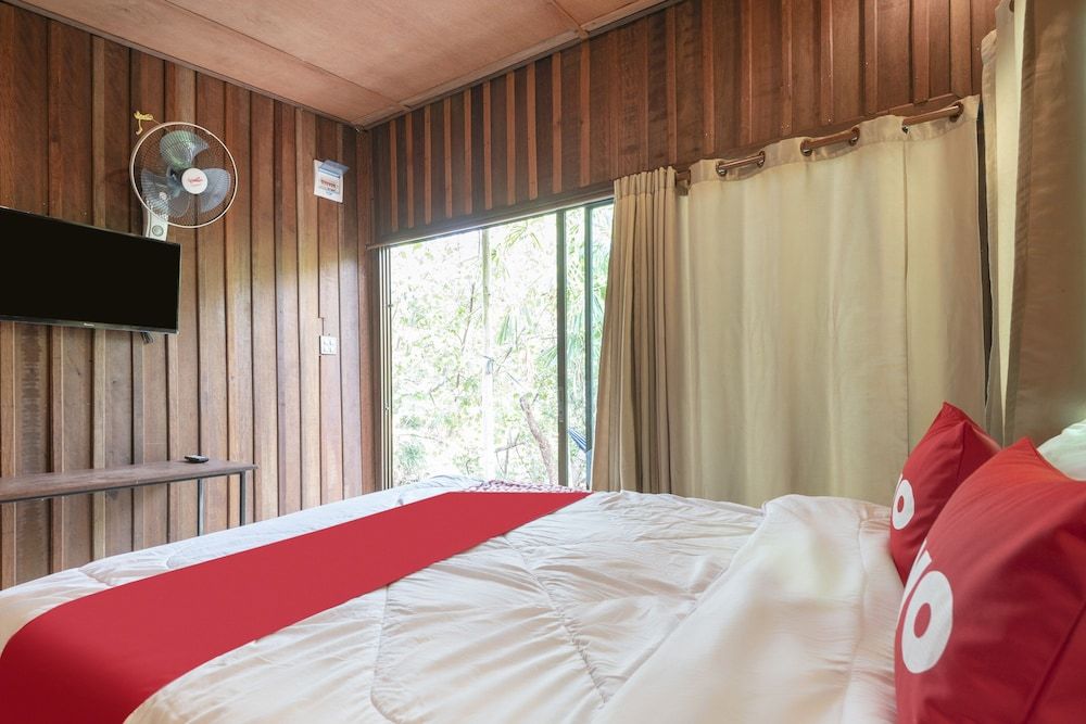 OYO 693 Tree House Cottage Deluxe Double Room 4