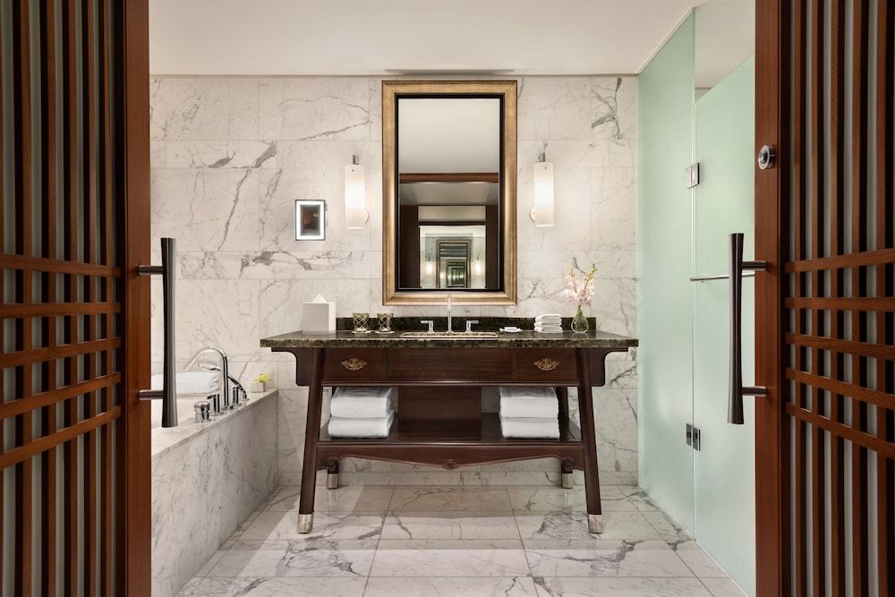 Shangri-La Toronto Deluxe Room, 1 King Bed 6