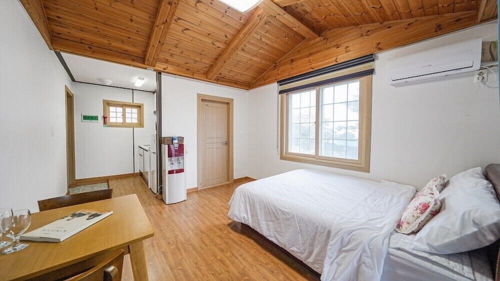 Geoje Cheongsol Pension Room (Sooseonhwa) 4