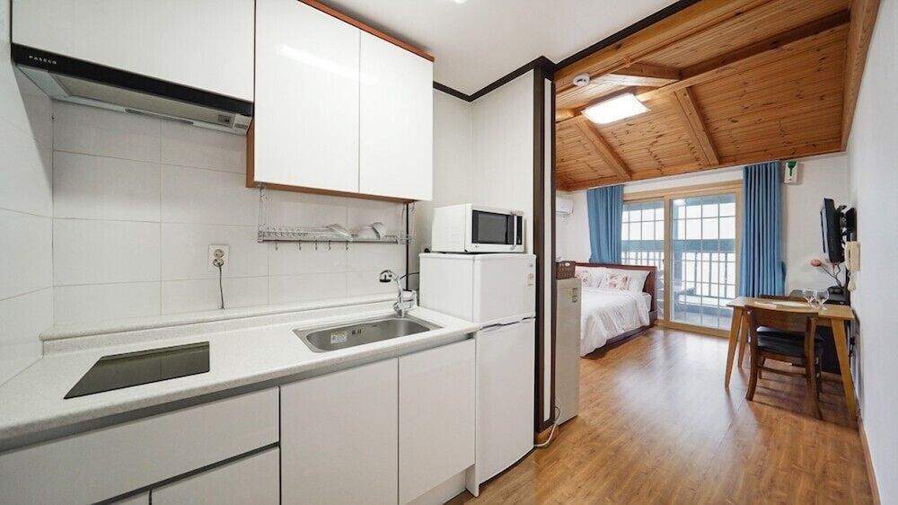 Geoje Cheongsol Pension Room (Sooseonhwa) 5