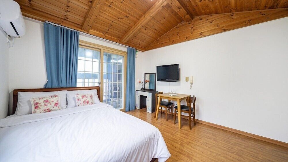 Geoje Cheongsol Pension Room (Sooseonhwa) 3