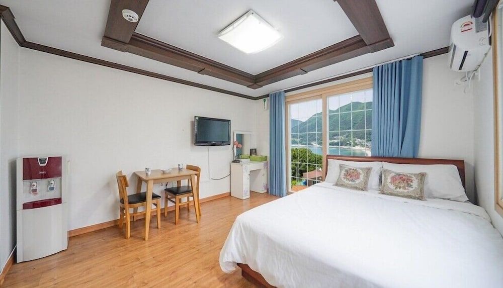 Geoje Cheongsol Pension Room (Chamsol)