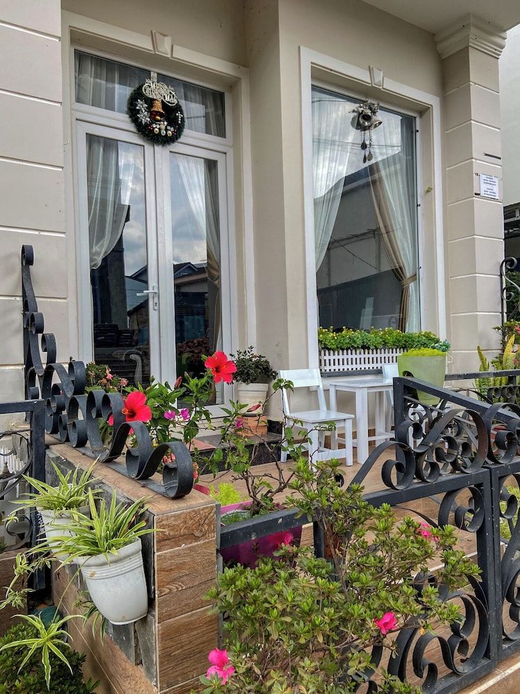 undefined Jolie House 6