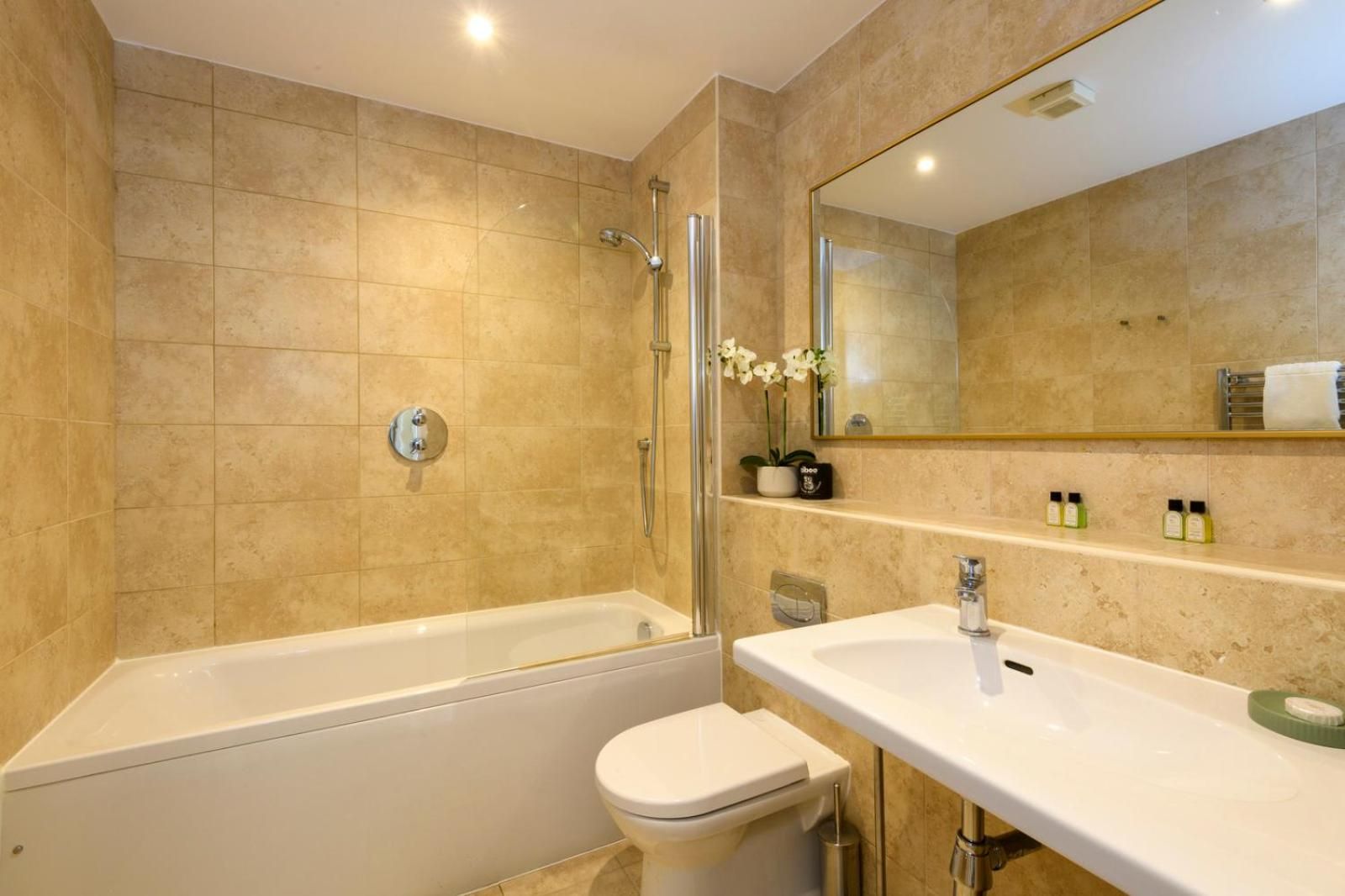 Beach House Three-Bedroom Apartment with Sea View (Dog friendly)