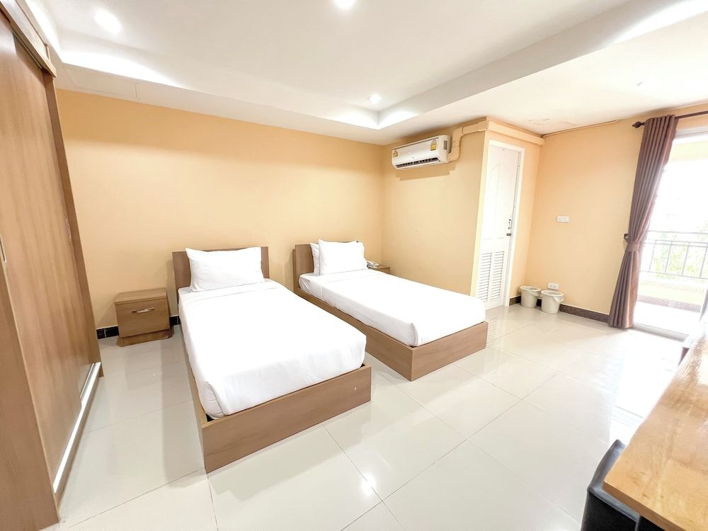 Wises Hotel Standard Twin Room 2