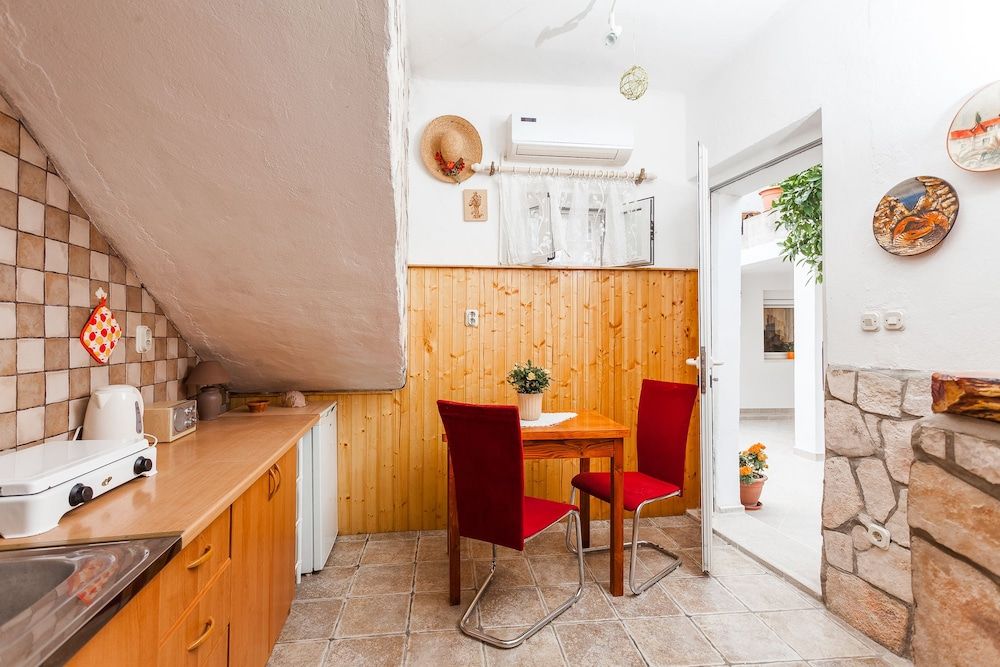 Guest House Mara Apartment, 1 Bedroom, Garden View 6