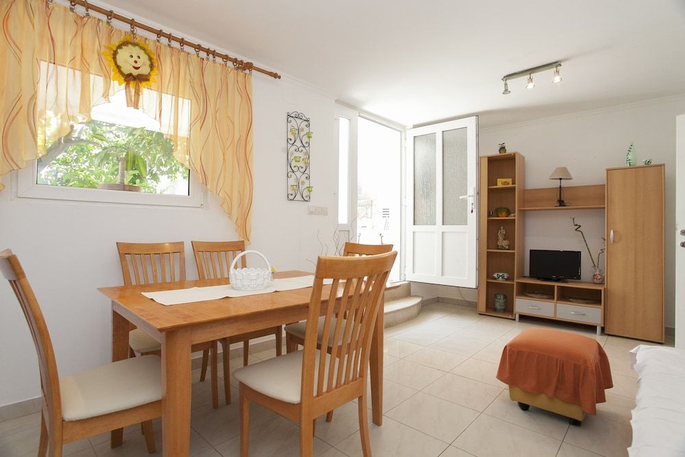 Guest House Mara Apartment, 2 Bedrooms, Terrace 11