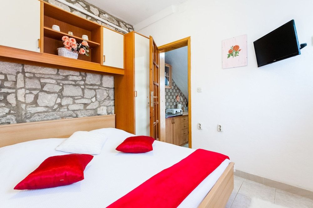 Guest House Mara Apartment, 1 Bedroom, Garden View 4