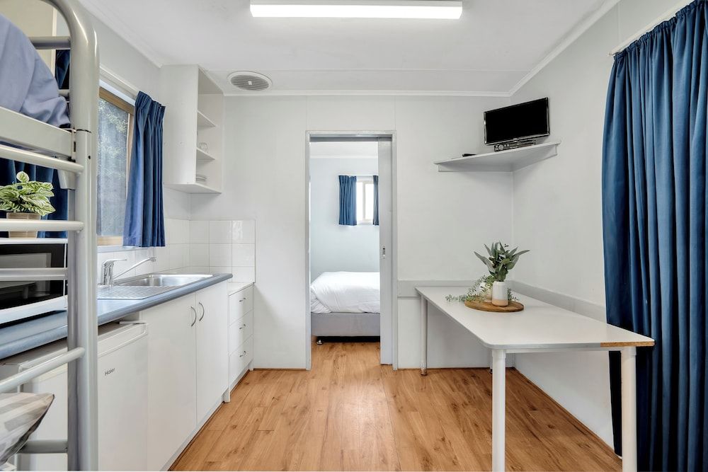 Tasman Holiday Parks - Yallingup Beach Sunset Cabin (1BR) 5