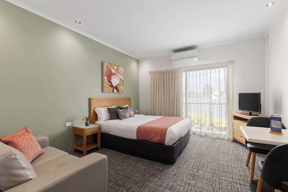 Best Western Geelong Motor Inn & Serviced Apartments Deluxe Room, 1 King Bed, Non Smoking, Balcony
