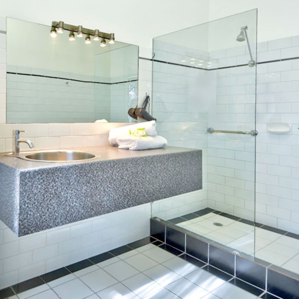 Best Western Geelong Motor Inn & Serviced Apartments Standard Room, 1 Queen Bed, Non Smoking 3