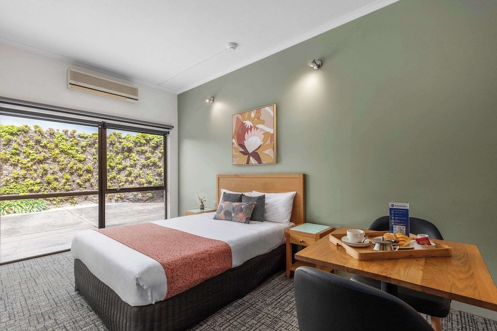 Best Western Geelong Motor Inn & Serviced Apartments Standard Room, 1 Queen Bed, Non Smoking 2