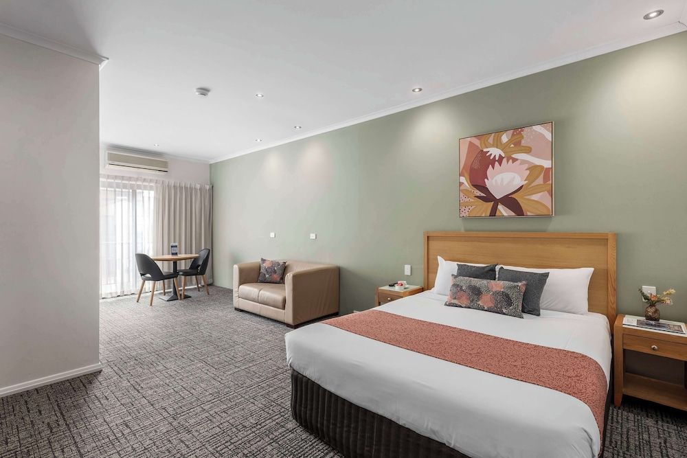 Best Western Geelong Motor Inn & Serviced Apartments Deluxe Room, 1 King Bed, Non Smoking, Balcony 3