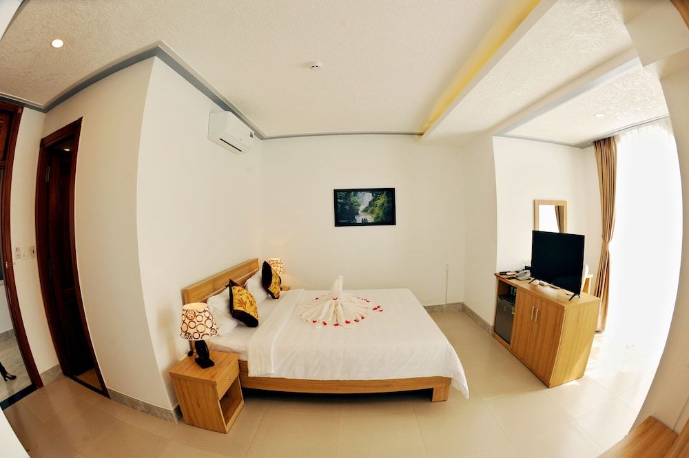 Tam Chau Luxury Hotel Double Room 7