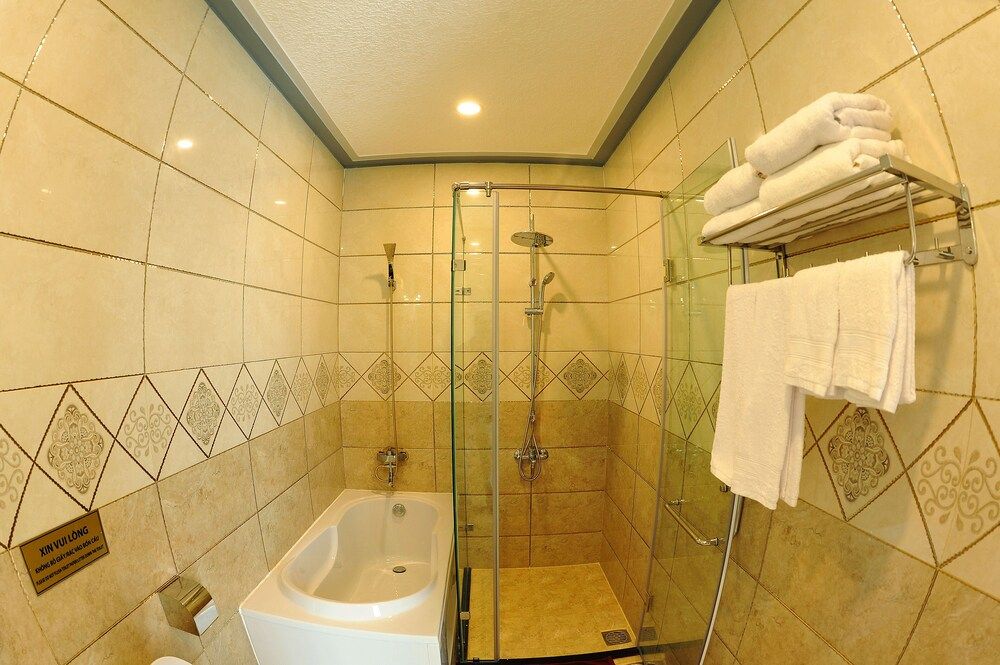 Tam Chau Luxury Hotel Deluxe Quadruple Room 4