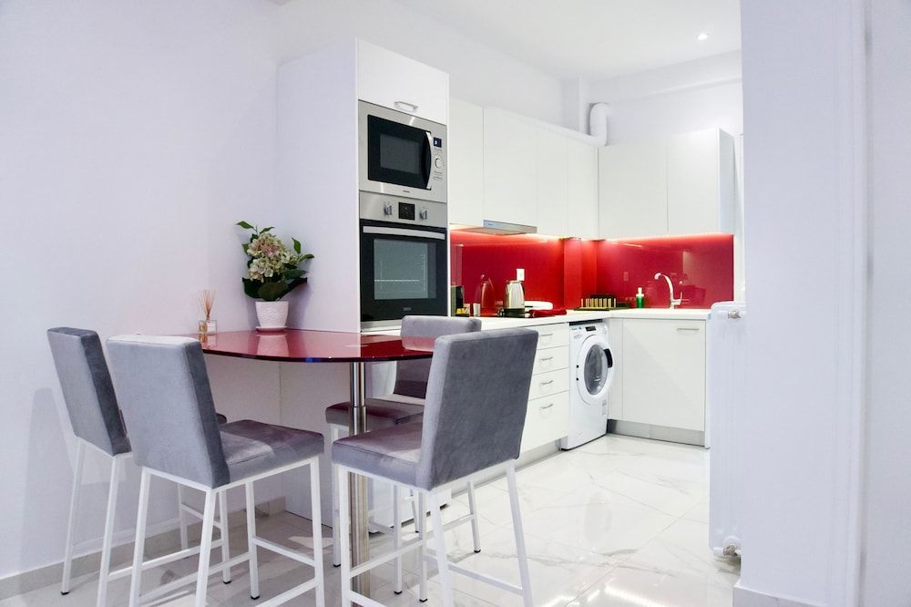 undefined Sophisticated Modern Apt in Athens 4