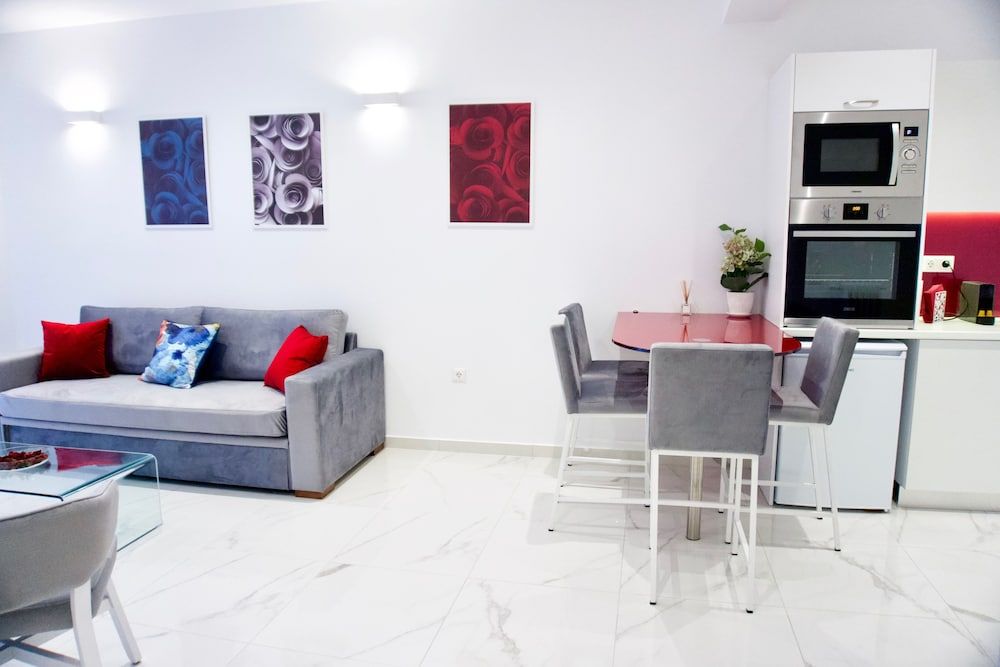 undefined Sophisticated Modern Apt in Athens 10