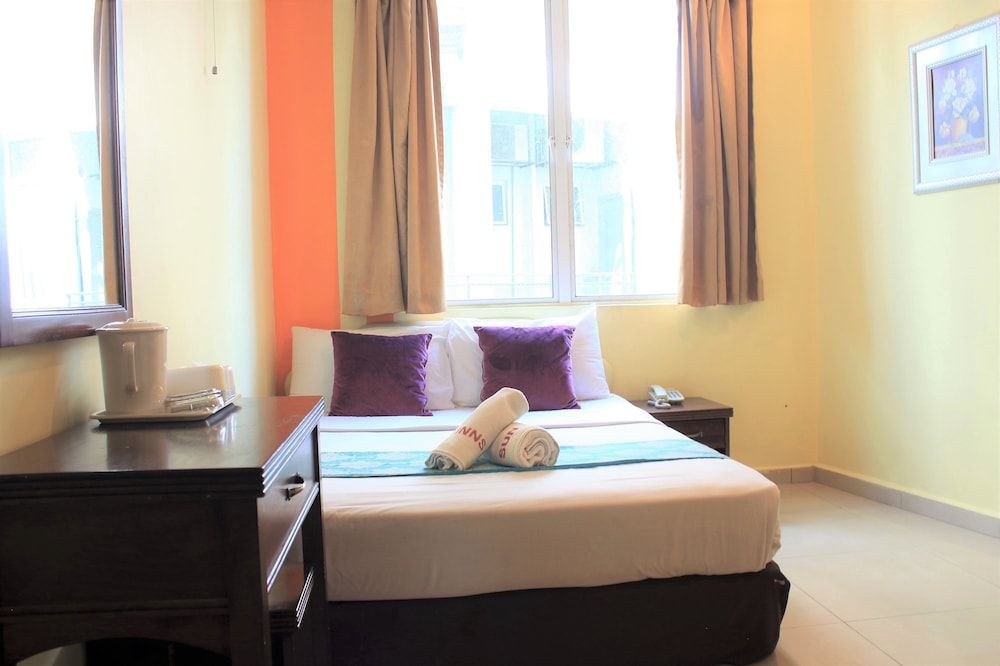 Sun Inns Hotel Puchong Deluxe Queen Room with Window 2
