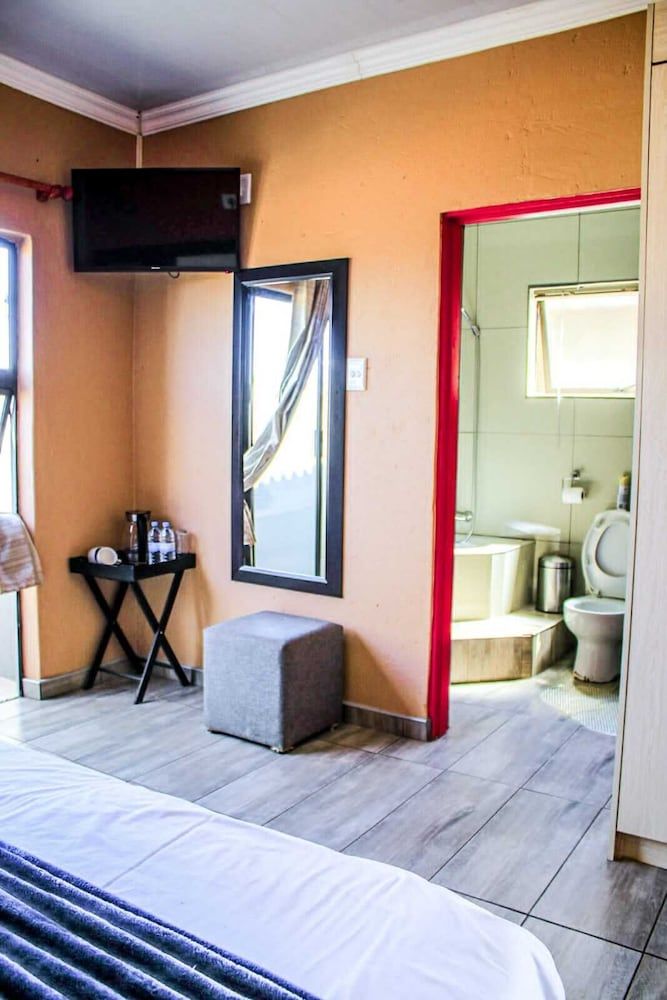 Thavhani Guest House Deluxe Room 14