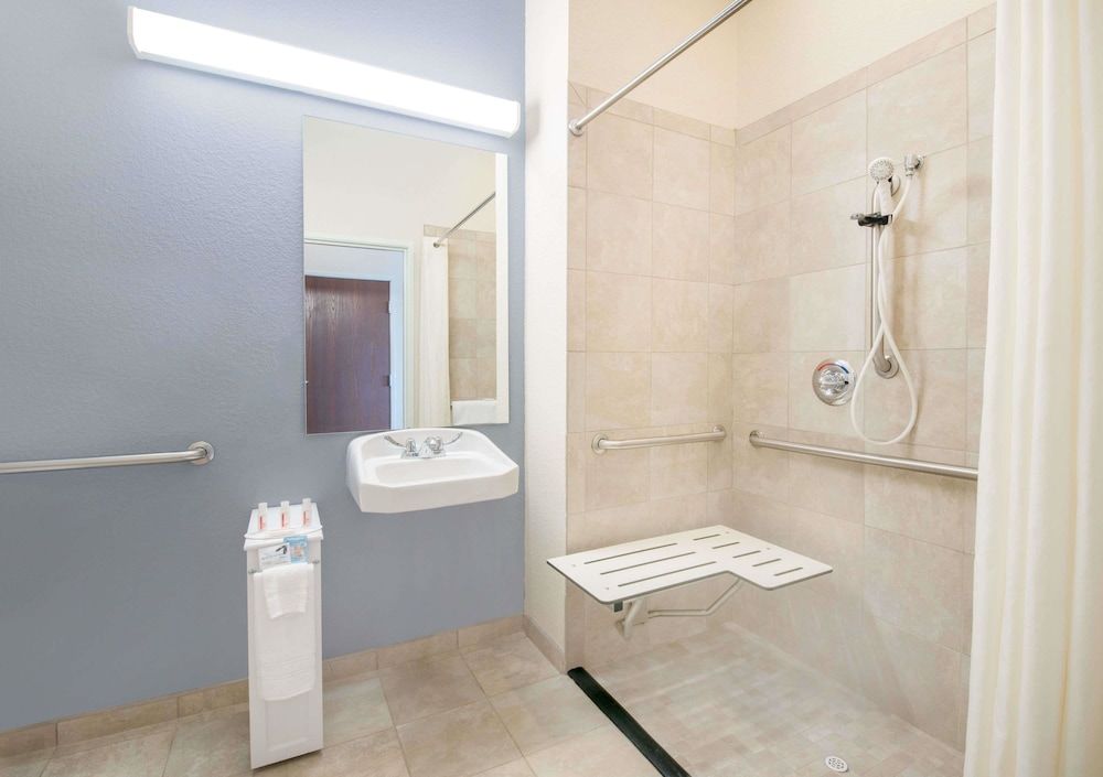 Room, 1 Queen Bed, Accessible, Non Smoking (Bathtub W/grab Bars)
