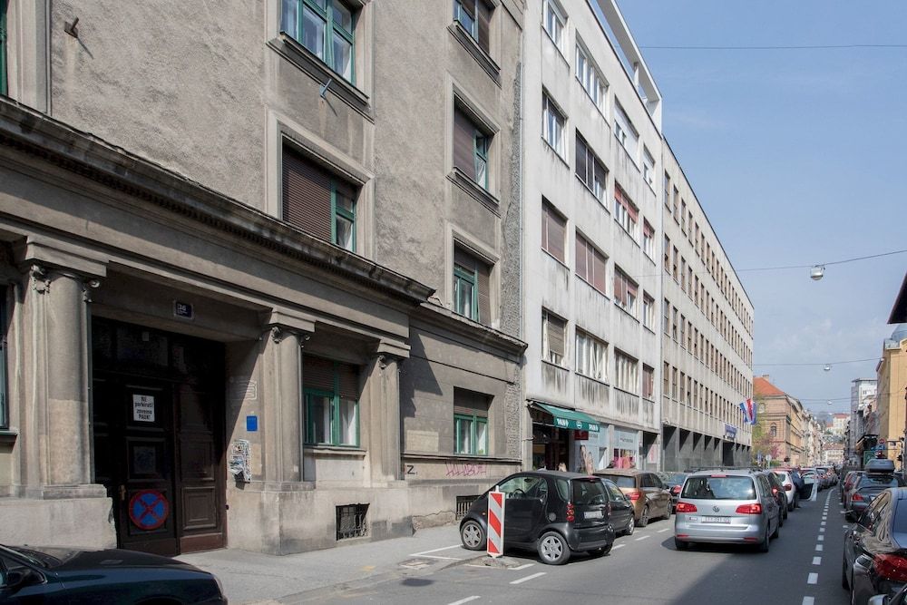 undefined Spacious and Modern Central Triplex- Free Parking! 2