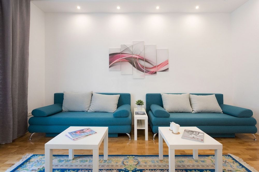 Spacious and Modern Central Triplex- Free Parking! Apartment (3 Bedrooms) 13