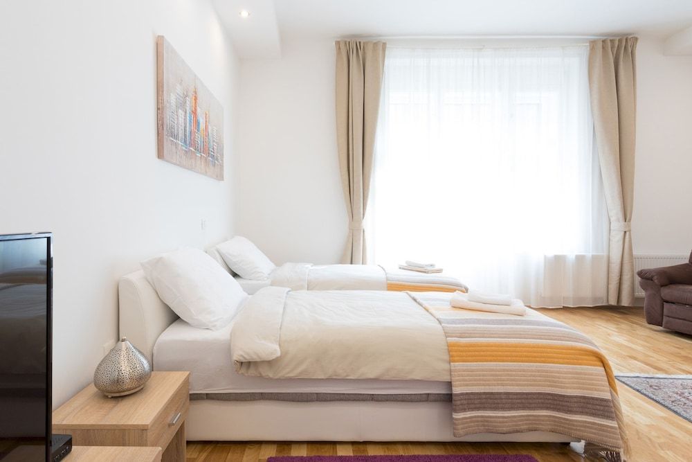 undefined Spacious and Modern Central Triplex- Free Parking! 3